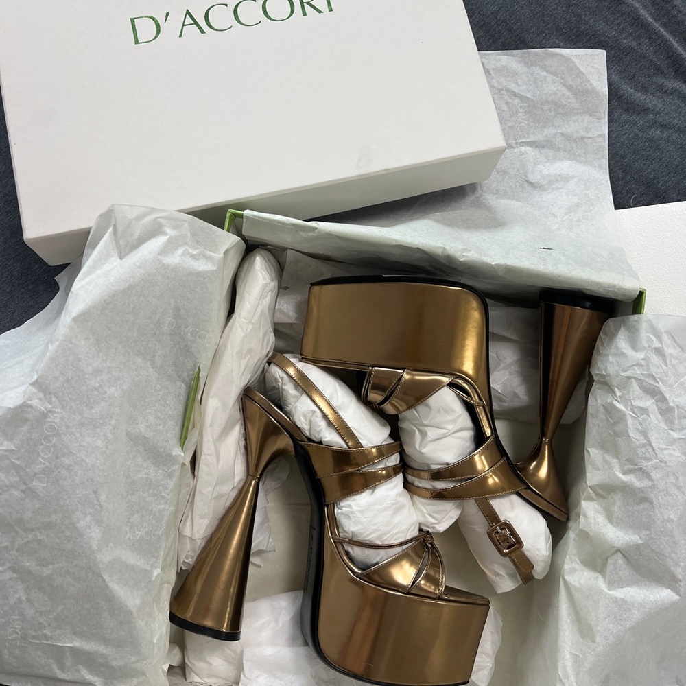 D'ACCORI
Belle metallic leather platform sandals BRAND NEW IN THE BOX size 38